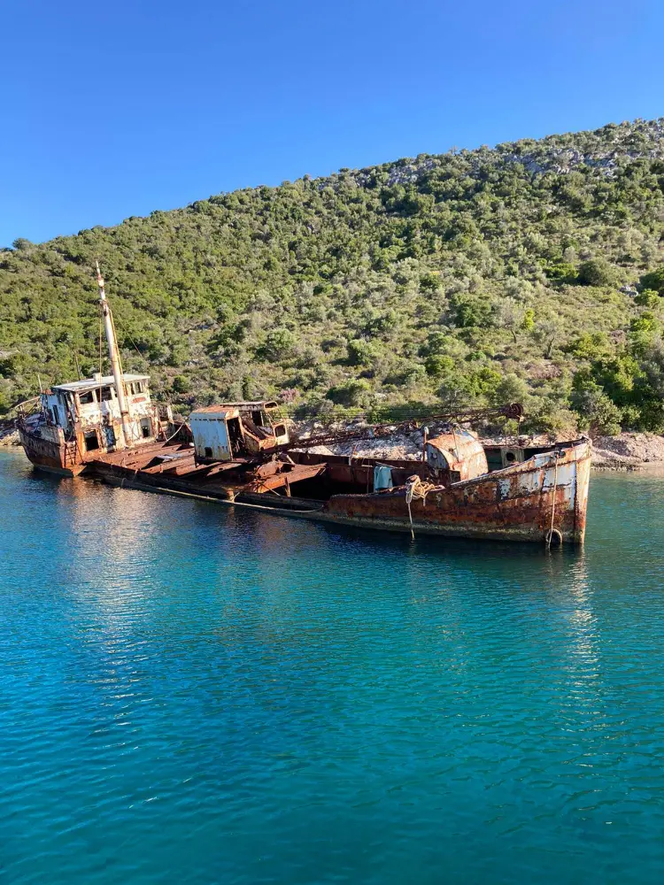 ספינה טרופה על אי יווני בודד